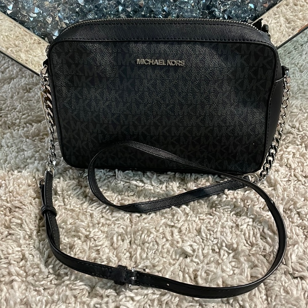 NWT. MICHAEL KORS
Logo shoulder bag crossbody